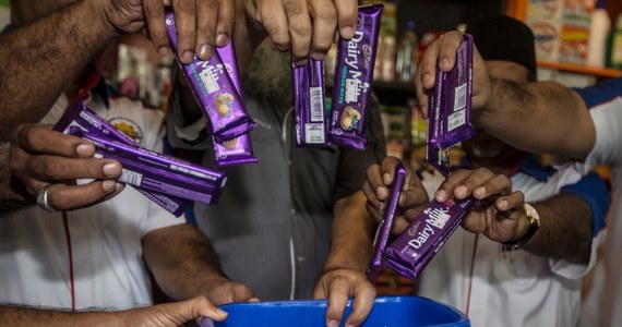 Muzułmańskie grupy broniące praw konsumenta nawołują do bojkotu Cadbury i Mondelez International Inc. Badania wykazały, że dwie czekolady produkowane przez te firmy zawierają DNA świń, a islam zabrania spożywania wieprzowiny.