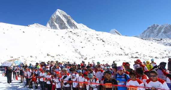 Po raz pierwszy w historii Tenzing Hillary Everest Marathon na podium stanęło dwóch Polaków. W kategorii "obcokrajowcy", w tym najbardziej ekstremalnym biegu na świecie, zwyciężył Robert Celiński (Lotto Team Warszawa) przed Radosławem Serwińskim (Bydgoszcz).