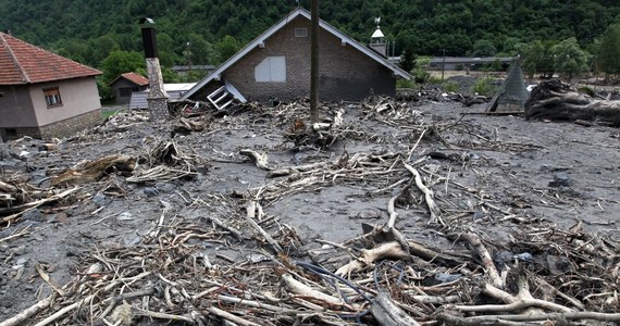 Katastrofalna powódź, która nawiedziła w maju północną Serbię, spowodowała śmierć 51 ludzi. Cztery osoby są nadal zaginione - poinformował w serbskim parlamencie premier Aleksandar Vuczić.