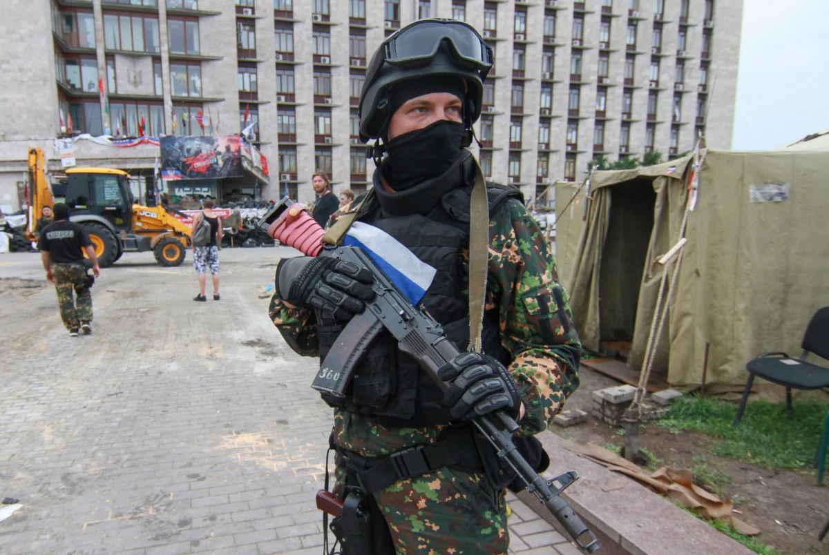 Dobrze uzbrojeni bojownicy, wchodzący w skład batalionu "Wostok", zaatakowali kwaterę generalną innych prorosyjskich separatystów w Doniecku i ogłosili nowe rządy w samozwańczej Donieckiej Republice Ludowej (DRL).