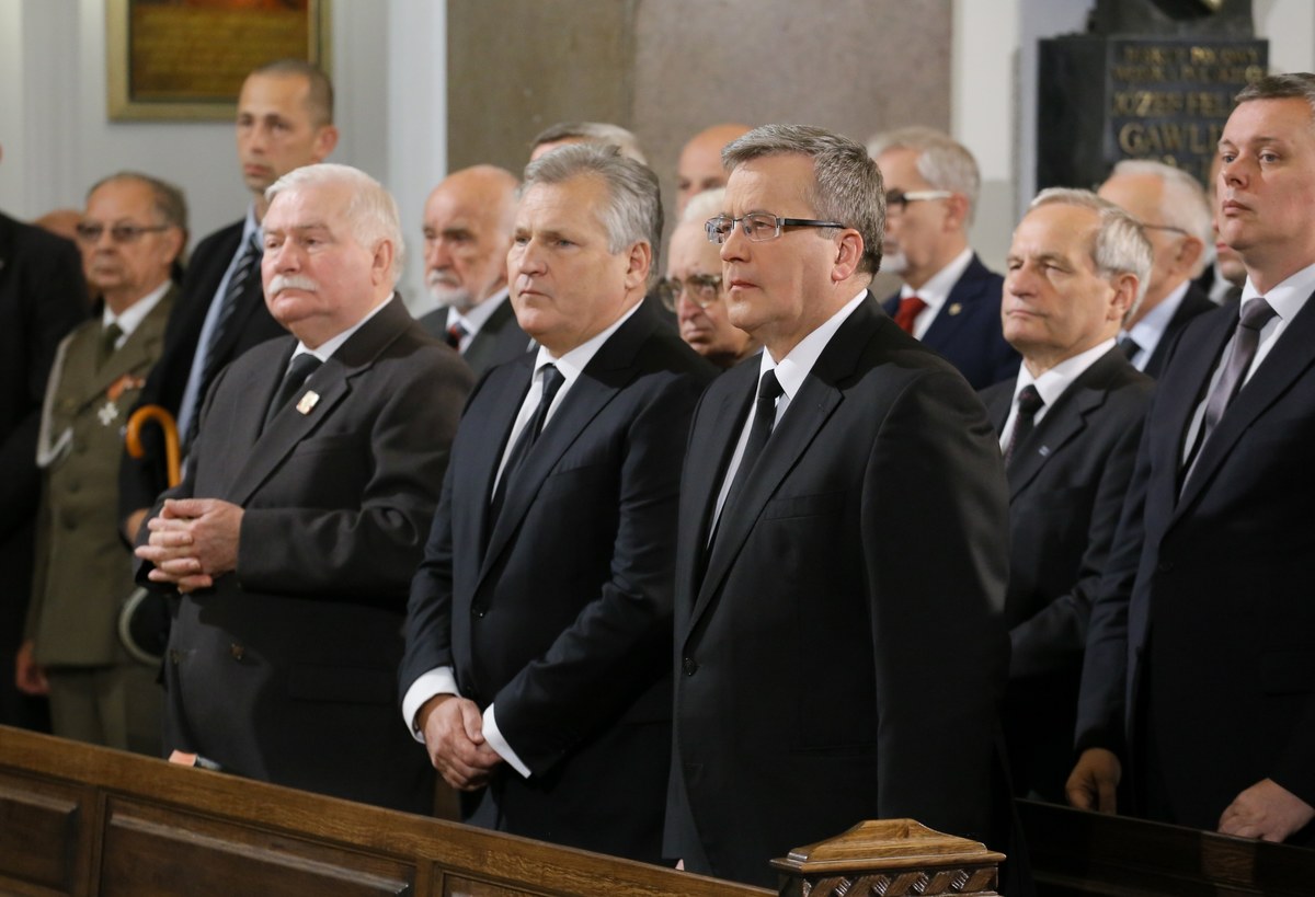 "Modlitwa w intencji pana generała jest potwierdzeniem troski Kościoła o to, co najważniejsze: o zbawienie" - powiedział w homilii podczas mszy pogrzebowej gen. Wojciecha Jaruzelskiego bp polowy Józef Guzdek. Podkreślał, że pogrzeb ten jest dla wierzących czasem próby.