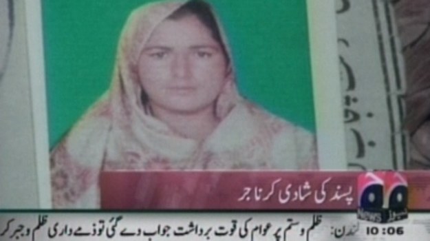 Kilka dni temu świat obiegła bulwersująca wiadomość o ukamienowaniu ciężarnej Pakistanki. 25-letnia Farzana została zabita przez członków swojej rodziny. Wśród blisko 20 oprawców byli jej ojciec i bracia. Wymierzyli jej oni "sprawiedliwość" za to, że poślubiła - wbrew ich woli - 45-letniego Mohammeda Ikbala.


Wcześniej Farzana była zaręczona ze swoim kuzynem. Ojciec kobiety wytoczył zięciowi proces, oskarżając go o uprowadzenie córki. Małżonkowie mieli zeznać przed sądem, że Farzana wstąpiła w związek małżeński z Mohammedem z własnej, nieprzymuszonej woli. Nie zdążyli - zostali zaatakowani kamieniami i cegłami przed budynkiem sądu w Lahore.


W tej szokującej sprawie jest jeszcze jeden wątek – w 2009 r. Mohammed Ikbal zabił podczas kłótni swoją pierwszą żonę. Stanął przed sądem, ale oskarżenie zostało oddalone, ponieważ mężczyzna uzyskał przebaczenie od bliskich ofiary... 


Pakistan zajmuje jedno z czołowych miejsc na niechlubnej liście krajów, w których przemoc wobec kobiet jest ogromnym problemem społecznym. Tylko w 2013 r. ofiarą tak zwanego „honorowego zabójstwa” padło tam 869 kobiet, które – w mniemaniu swoich krewnych – „splamiły honor rodziny”.