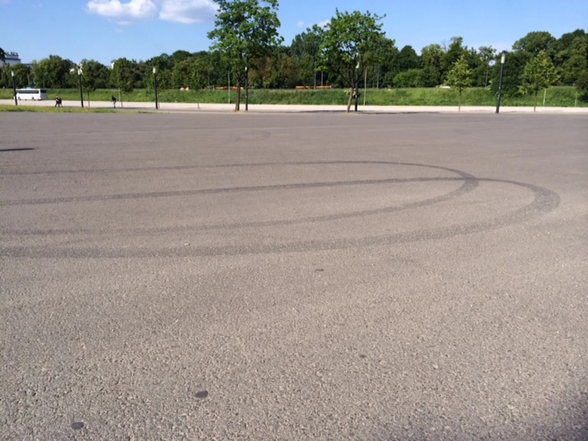 Policja obejmie specjalnym nadzorem przedłużenie ulicy Siwca przy Stadionie Narodowym w Warszawie. Okoliczni mieszkańcy skarżą się, że życie uprzykrzają im amatorzy nielegalnych wyścigów. Niestety do tej pory urzędnicy i policja nie radzili sobie z tym problemem. Dlatego w tej sprawie interweniowała dziennikarka RMF FM.