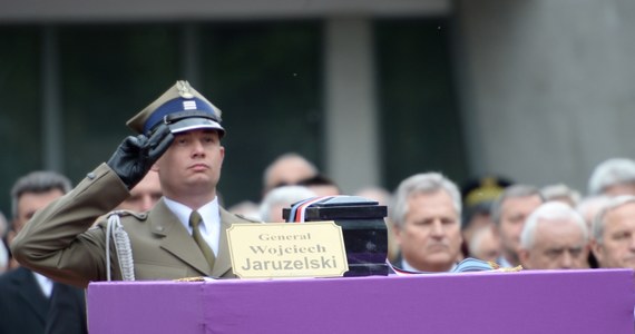 "Żegnamy polityka, który w najtrudniejszym czasie podjął się odpowiedzialności za państwo i uchronił je przed obcą interwencją lub wojną domową" - powiedział nad grobem gen. Wojciecha Jaruzelskiego na warszawskich Powązkach b. prezydent Aleksander Kwaśniewski.