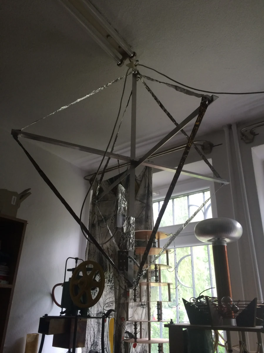 Diabeł tkwi w prostocie - studenci z koła naukowego fizyków UMCS w Lublinie skonstruowali antenę do wykrywania burz. Wystarczył pomysł i kilka kosztujących grosze – jak na sprzęt do badań naukowych – elementów, a dokładnie aluminiowych kątowników. Koszt to około 700 złotych. Antena jest bardzo skuteczna i przekazuje dane dla trzech europejskich systemów informujących o burzach.