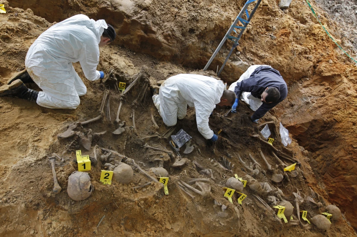 Szczątki ponad 190 osób odkryto podczas prac ekshumacyjnych na terenie aresztu śledczego w Białymstoku. Ekshumacje związane są ze śledztwami Instytutu Pamięci Narodowej w sprawie zbrodni funkcjonariuszy UB. Prace będą kontynuowane jesienią. 