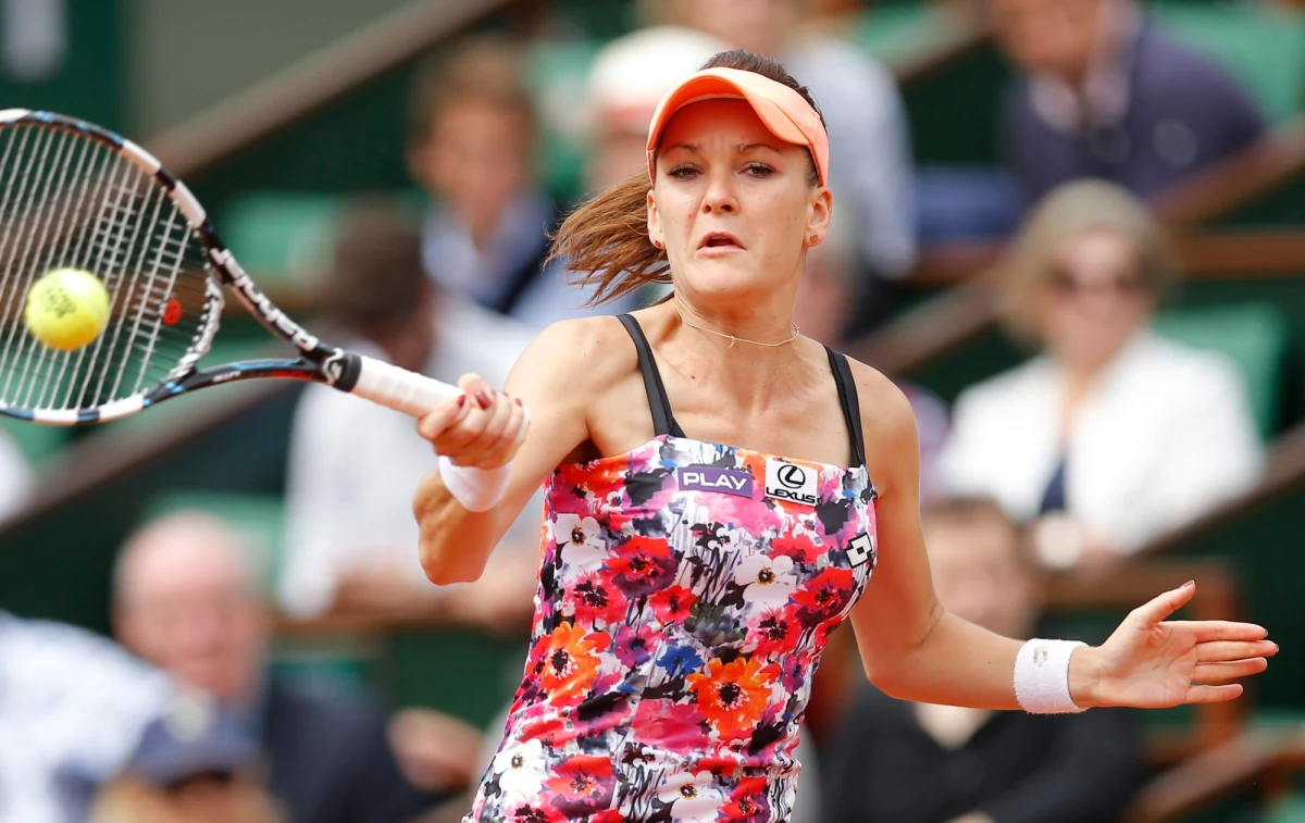 Agnieszka Radwańska, która odpadła z wielkoszlemowego Roland Garros w trzeciej rundzie, przyznała, że miała szanse, by odwrócić losy meczu z Chorwatką Ajlą Tomljanovic. "Nie potrafiłam ich wykorzystać" - oceniła polska tenisistka po niespodziewanej porażce. 
