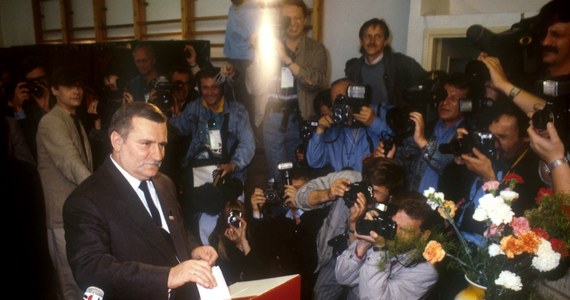 Wcale nie wygraliśmy 4 czerwca, generał miał nas w garści - mówi Lech Wałęsa 25 lat po pierwszych częściowo wolnych wyborach. "Jedyne było wyjście - strącić generała. A generał mówił, że ambicja, że ja chcę być prezydentem. Ja chciałbym być prezydentem? Ja chciałem ich wykolegować" - podkreśla. Wybory z ’89 roku nazywa jednak "sukcesem na skalę świata", choć ocenia też, że w okresie transformacji popełniono wiele błędów: "Dostaliśmy taki duży prezent, że kurczę, nie radzimy sobie, to jest klęska urodzaju. Nie można się było do tego przygotować".