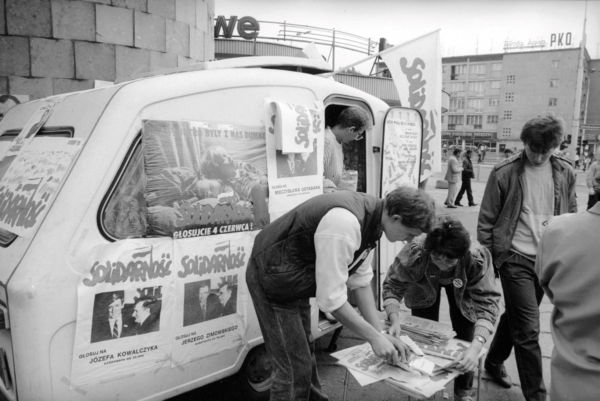 W 1989 roku, kiedy w Polsce upadał komunizm, korespondentami głównych amerykańskich gazet: "New York Timesa" i "Washington Post" byli John Tagliabue i Jackson Diehl. Ich relacje kształtowały obraz historycznych polskich przemian na użytek elit w USA.