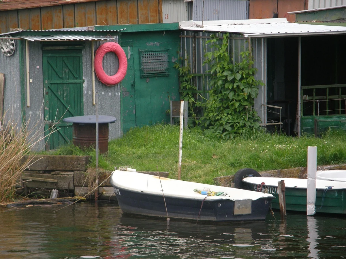 Kilkadziesiąt złotych mandatu grozi tym, którzy w Gryfinie w województwie zachodniopomorskim wypłyną łódką na Odrę bez dowodu rejestracyjnego. Wędkarzy łapie miejscowa policja. Problem w tym, że Starostwo Powiatowe w Gryfinie dowodów rejestracyjnych łodziom nie wystawia. Urzędnicy twierdzą, że nie ma takich przepisów.