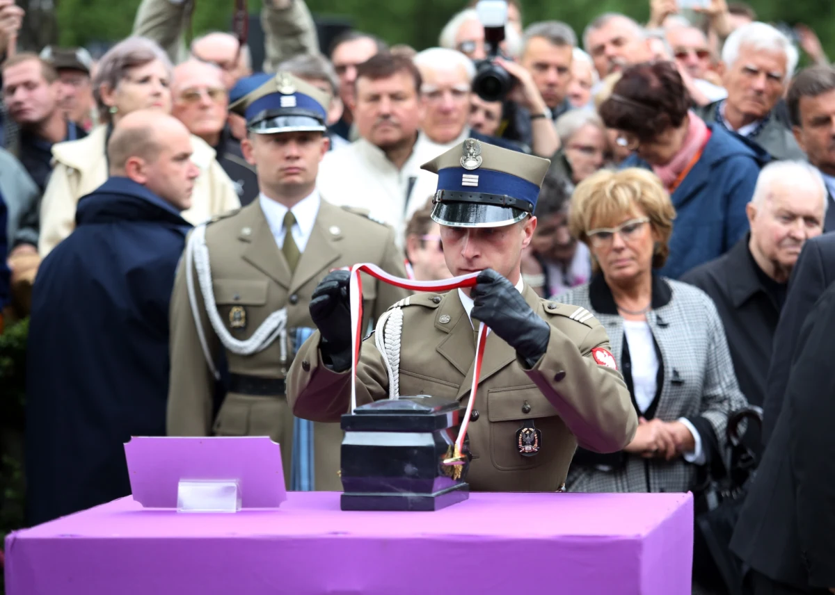 Śmiem twierdzić, że nie ma prawdziwszego obrazu, czym jest twór zwany III RP niż uroczysty pogrzeb sowieckiego namiestnika dla niepoznaki ubranego w polski mundur. Kilka dni temu polemizowałem z przeciwnikami państwowego charakteru ceremonii żałobnej ku czci Wojciecha Jaruzelskiego. Dzisiaj podtrzymuję swoją opinię: generałowi jak psu buda należy się uroczysty pogrzeb od państwa, które tak go zawzięcie broniło przed jakąkolwiek odpowiedzialnością za liczne popełnione w życiu zbrodnie. Powtórzę tutaj swój komentarz ze strony rmf24.pl, wzbogacę go tylko o dodatkowy wątek – religijny.     
