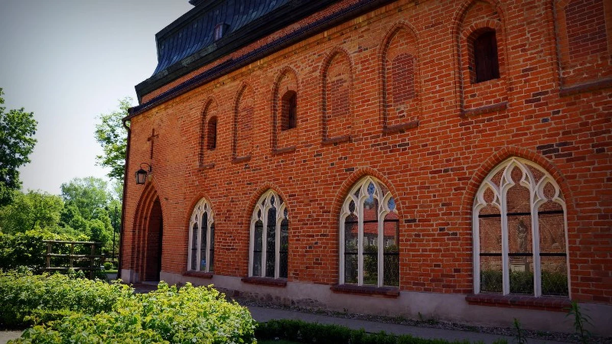 Kartuzy swoją nazwę zawdzięczają… Kartuzom. Dawnemu katolickiemu zakonowi, który w XIV wieku sprowadził w tę okolicę Jan z Rusocina. Po zakonnikach została w Kartuzach między innymi Kolegiata. Jak twierdzą mieszkańcy, zobaczyć chce ją ponad 90 procent turystów odwiedzających miasto.  	