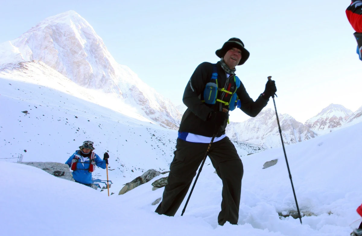 Robert Celiński, który zwyciężył w kategorii obcokrajowców najbardziej ekstremalnego biegu na świecie jakim jest Tenzing Hillary Everest Marathon przyznał po zejściu z gór, że w torowaniu drogi w śniegu stracił przed startem wiele energii. W 12. edycji zawodów sukces z 2011 roku powtórzył Szerpa Sudipa Kulunga. Wystartowała rekordowa liczba 136 zawodników, w tym 40 Nepalczyków. 