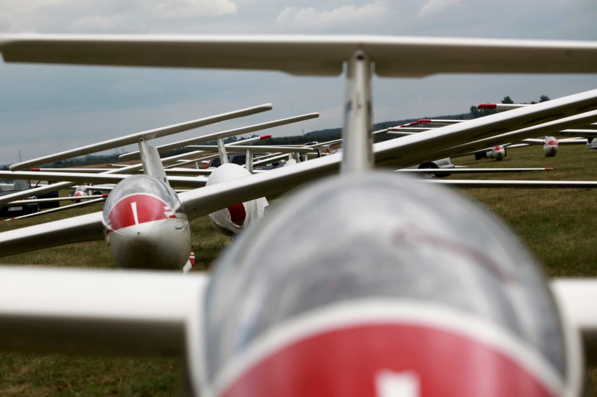 W okolicach Piły doszło do wypadku z udziałem dwóch szybowców. Maszyny zderzyły się w powietrzu. Na szczęście obaj piloci zdołali wyskoczyć i wyszli z wypadku bez szwanku. 