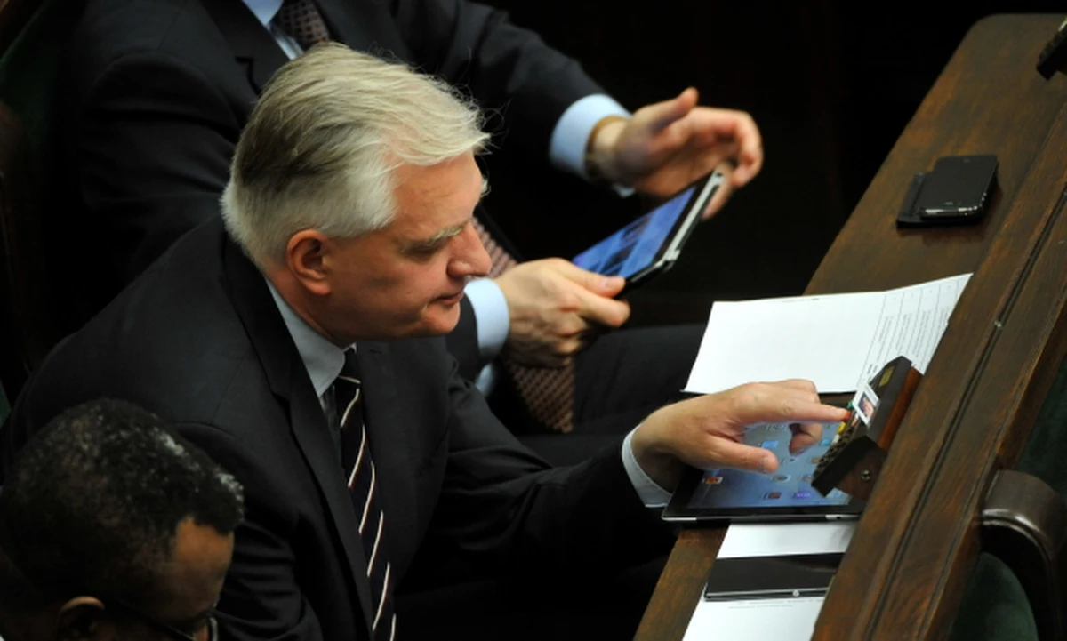 "Platforma Obywatelska jest przesuwana przez Donalda Tuska w kierunku typowej socjaldemokracji, to jest partia centrolewicowa" - stwierdził były minister sprawiedliwości Jarosław Gowin. Dodał, że jego formacja - Polska Razem, która nie przekroczyła progu w eurowyborach - będzie dalej działać samodzielnie. 