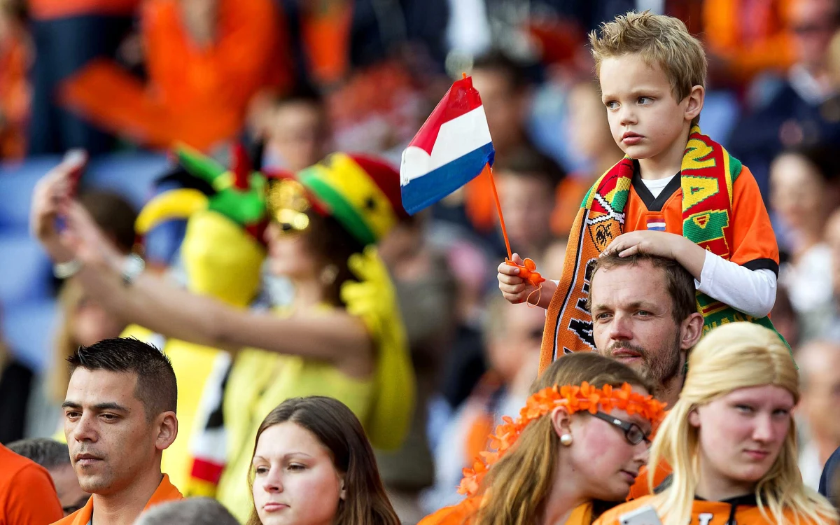 Tysiące wolontariuszy będzie pomagało kibicom podczas piłkarskich mistrzostw świata. Wśród nich Polak, którego historia stała się znana w Brazylii. 