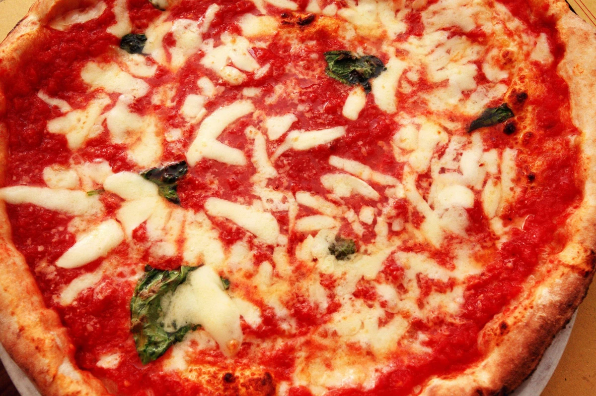 Pizza margherita ma 125 lat. Z okazji jubileuszu przedstawiono wyniki sondażu, w którym 39 procent Włochów uznało, że jest ona symbolem Italii. 
