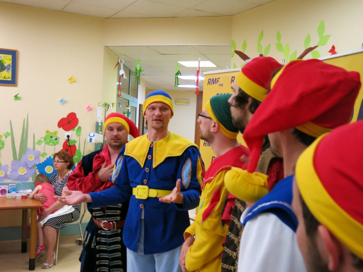 Dziś Dzień Dziecka! Z tej okazji wręczaliśmy małym pacjentom m.in. w Krakowie i Warszawie audiobooki z piękną bajką o Królewnie Śnieżce. Taki prezent przygotowali nasi dziennikarze oraz znani sportowcy, muzycy i aktorzy. Podarunki dotarły już do podopiecznych fundacji Wyspy Szczęśliwe! Wcześniej otrzymali je od nas pacjenci kliniki Budzik.