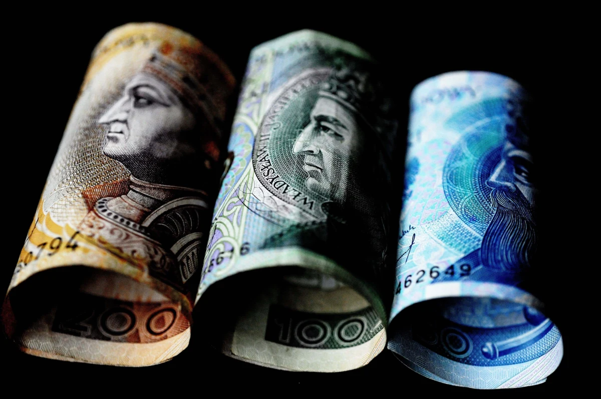 Poseł Polskiego Stronnictwa Ludowego Mieczysław Łuczak wpadł na pomysł najwyższego świadczenia dla bezrobotnych w historii - informuje "Fakt". Jego zdaniem parlamentarzyści, którzy po wyborach nie wejdą do Sejmu i będą mieli problemy ze znalezieniem pracy, powinni dostawać 4 tysiące złotych zasiłku. 