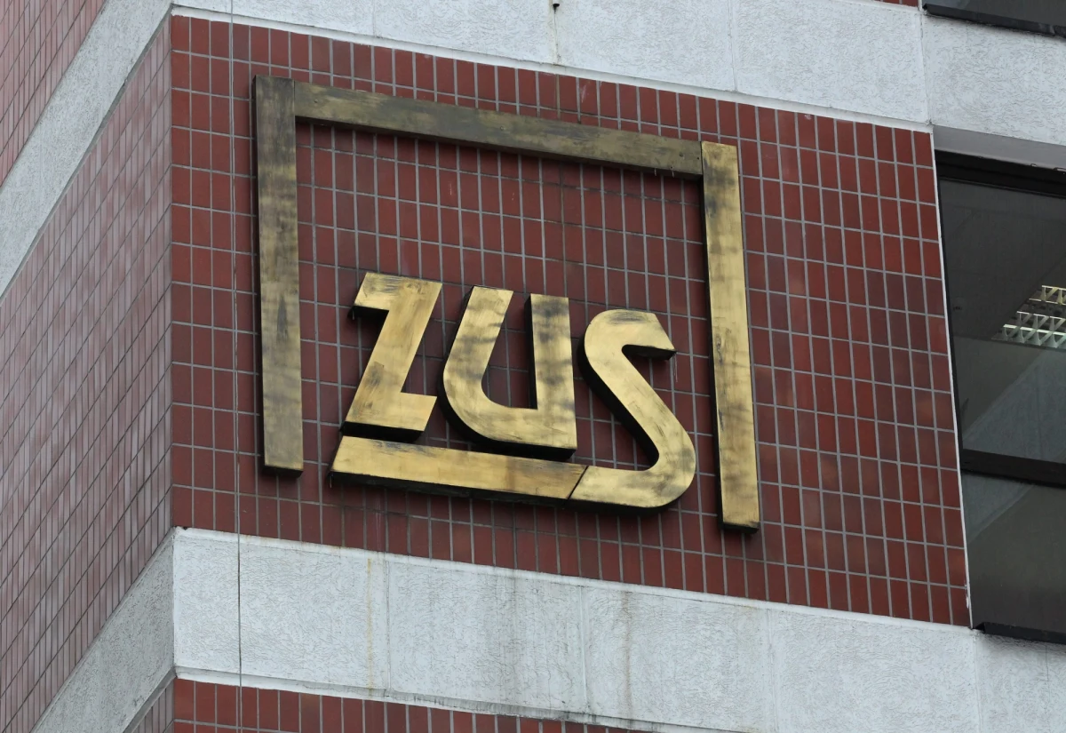 "Iść do ZUS czy zostać w OFE? Minęła połowa czasu dana nam przez rząd na wybór" - przypomina "Gazeta Wyborcza". "W prywatnych funduszach chce zostać niecałe 150 tys. z 14 mln przyszłych emerytów" - wylicza. 