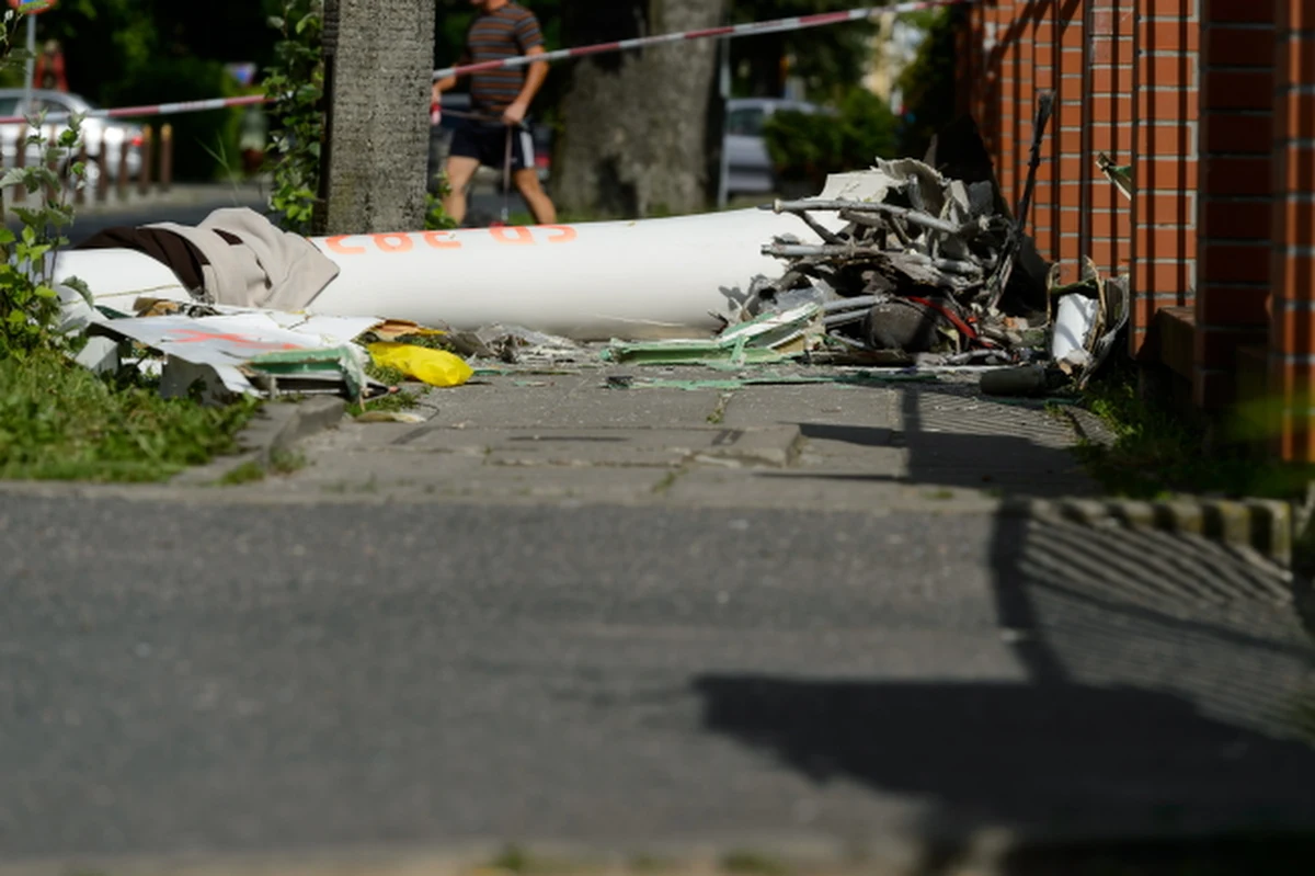 W Pile po raz drugi w ciągu 24 godzin zderzyły się szybowce. Druga katastrofa podczas rozgrywanych w tym mieście Mistrzostw Polski. Zawody miały trwać do 8 czerwca, jednak już w poniedziałek mogą zostać przerwane. Na miejscu pracują eksperci z Państwowej Komisji Badania Wypadków Lotniczych, którzy wyjaśniać będą, czy przebieg zawodów nie stwarzał zagrożenia dla mieszkańców Piły i okolic. Świadkowie podają kilka sprzecznych wersji wydarzeń, ale według jednej z nich po tym jak szybowce w czasie jednej z konkurencji zahaczyły o siebie skrzydłami, jeden z nich spadł na plac osiedla - kilkanaście metrów od bloku. Drugi opadł na chodnik i ulicę, zahaczając o płot domu. Przed nami wakacje – seria pokazów lotniczych, w tym tak ekstremalnych jak lipcowy Red Bull Air Race w Gdyni. Jak wygląda zabezpieczenie takich imprez? Kto dba o to, by uczestnicy a przede wszystkim widzowie czuli się bezpiecznie? Co z Mistrzostwami Polski w Pile? Sprawdźcie Fakty RMF FM. 