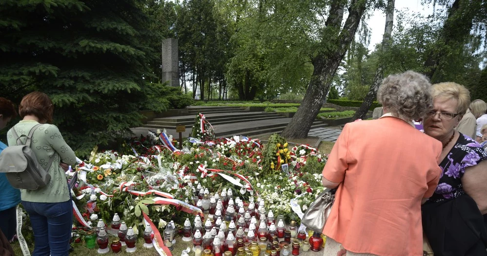 Cmentarz Wojskowy na Powązkach, grób gen. Jaruzelskiego dzień po pogrzebie