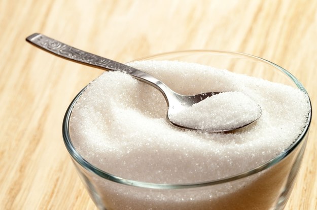 Liście stewii są ponad 200 razy słodsze od cukru. To alternatywa dla osób, które chcą się zdrowo odżywiać, schudnąć, chorują na cukrzycę lub nie tolerują fruktozy. Ich właściwości doceniły już wielkie koncerny spożywcze, wprowadzając na rynek popularne napoje słodzone w ten sposób.


- Liście stewii zawierają glikozydy stewiolowe i to właśnie te substancje odpowiadają za ich słodki smak. – My czujemy na podniebieniu słodycz, ale cała substancja jest wydalana na zewnątrz przez układ moczowy. Dlatego stewia ma zero kalorii. Ma także zerowy indeks glikemiczny; nie powoduje próchnicy zębów. W tej chwili jest to także substancja najbardziej polecana do słodzenia przez diabetyków – mówi Barbara Straszewska z firmy Stewiarnia.


Ponad 200 gatunków stewii pochodzi z Ameryki Południowej. Wykorzystywali ją Indianie Guarani i Mato Grosso. Słodzili nią napoje, potrawy, żuli liście, a także używali jej jako lekarstwa. Badania naukowe wykazały, że liście stewii zawierają witaminę C, kwas foliowy, wapń, potas, magnez, żelazo, a także związki fenolowe. 