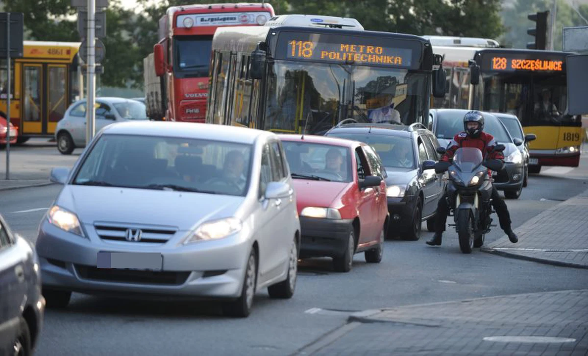 Z okazji obchodów 25-lecia pierwszych wolnych wyborów, warszawiacy muszą się przygotować na przejazdy kolumn VIP-ów, nowe zakazy zatrzymywania i zmiany tras komunikacji miejskiej. Poniżej znajdziecie informacje o utrudnieniach w stolicy.