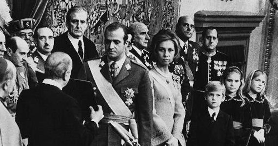 Poważne problemy zdrowotne nie są powodem abdykacji króla Hiszpanii. W tle są skandale i rekordowo niskie poparcie hiszpańskiego społeczeństwa. Dziś premier poinformował, że po 40 latach panowania Juan Carlos chce abdykować na rzecz syna, księcia Filipa. Aby było to możliwe - konieczna będzie zmiana w konstytucji. 
