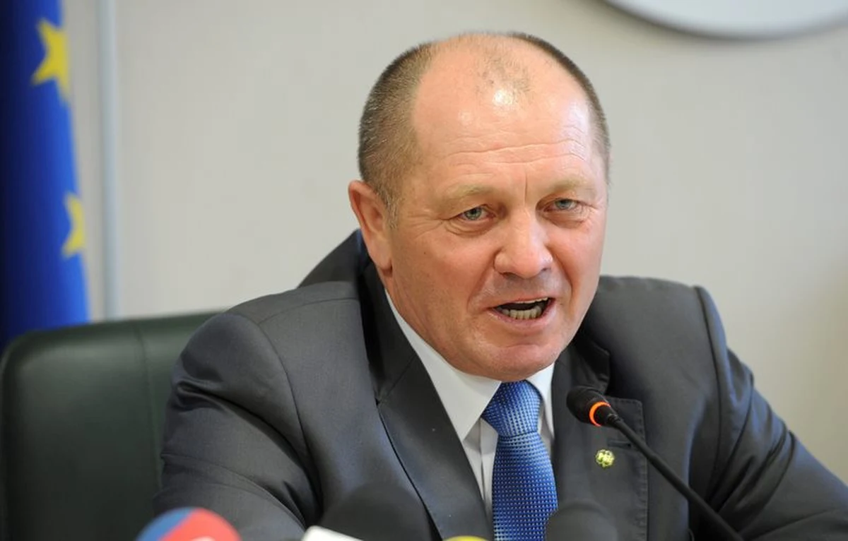Marek Sawicki nie poleci pojutrze z wizytą do Kijowa - dowiedział się dziennikarz RMF FM Krzysztof Zasada. Minister rolnictwa podczas prac w gospodarstwie złamał rękę. Na Ukrainie ma zostać podpisane porozumienie o zniesieniu ukraińskiego embarga na wieprzowinę z Polski.