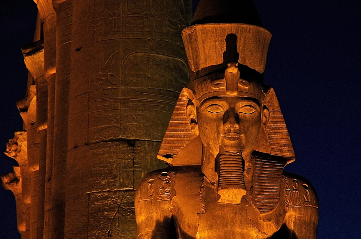 Tłum rozgniewanych islamistów podpalił rano koptyjskie sklepiki w pobliżu starożytnego Luksoru. Doszło do tego na kilka godzin przez procesem Kopta oskarżonego o bluźnierstwo - podało źródło bezpieczeństwa w Egipcie.   