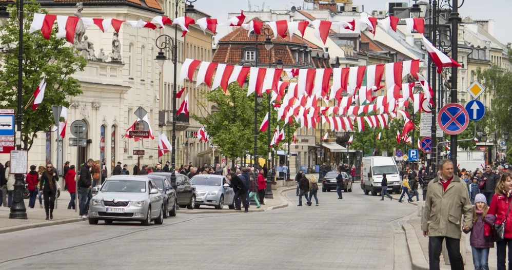 Na zdjęciu Krakowskie Przedmieście w trakcie tegorocznego Święta Flagi