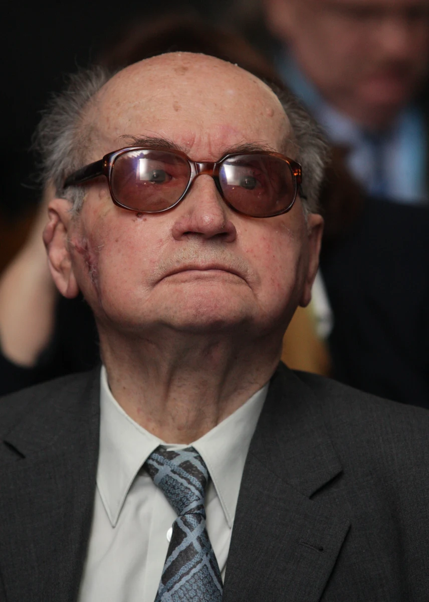 Na 5 czerwca Sąd Okręgowy w Warszawie wyznaczył terminy posiedzeń, podczas których ma umorzyć dwa procesy Wojciecha Jaruzelskiego. Generał był oskarżony za wprowadzenie w Polsce w 1981 r. stanu wojennego oraz za masakrę robotników Wybrzeża w grudniu 1970 roku.