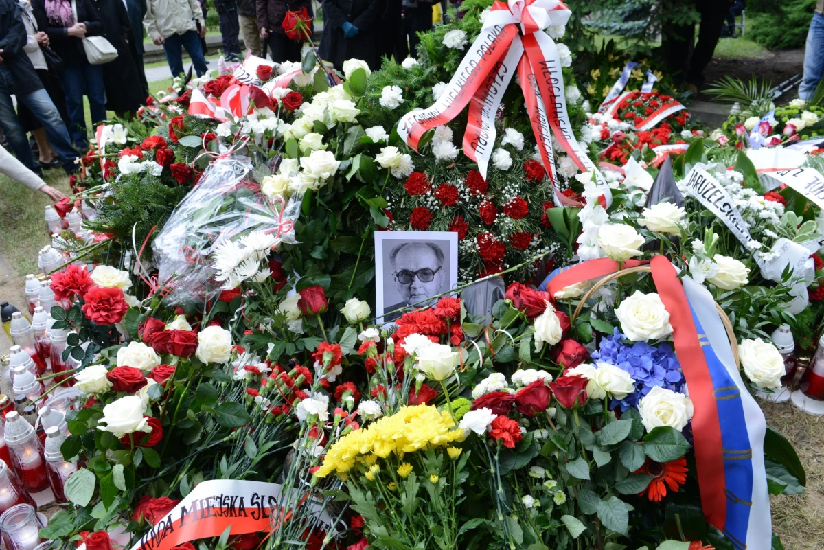 Mogiła generała Wojciecha Jaruzelskiego na Powązkach jest pod ścisłym nadzorem kamer, ochroniarzy i policji – ujawnia „Fakt”. Te środki bezpieczeństwa podjęto w związku z pojawiającymi się w sieci groźbami profanacji grobu. 