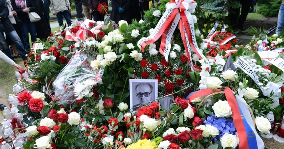 Mogiła generała Wojciecha Jaruzelskiego na Powązkach jest pod ścisłym nadzorem kamer, ochroniarzy i policji – ujawnia „Fakt”. Te środki bezpieczeństwa podjęto w związku z pojawiającymi się w sieci groźbami profanacji grobu. 