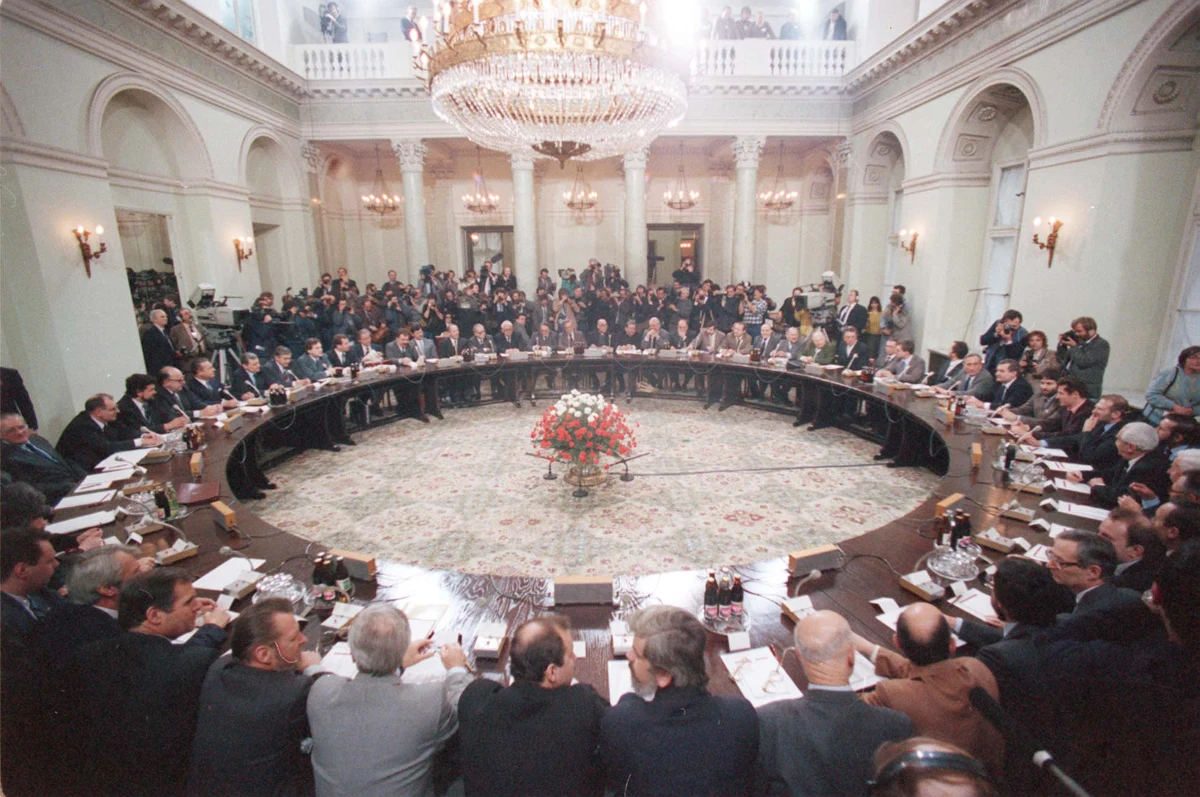 Nie należę do pokolenia, któremu 13 grudnia zabrano "Teleranek". Jestem nieco starszy. Tamtego pamiętnego dnia poszedłem na premierę do teatru. Aktorzy zignorowali generała i jego Radę Upodlenia Narodowego. Wyszli na scenę. Stali się tym samym pierwszymi bohaterami stanu wojennego, a my na widowni, pierwszymi jego partyzantami. Potem nastały trzy miesiące laby na studiach i wznowienie zajęć na wiosnę. Na pierwszym wykładzie powitał nas pan w mundurze. Pamiętam, że mówił coś o zdrajcach z Solidarności.