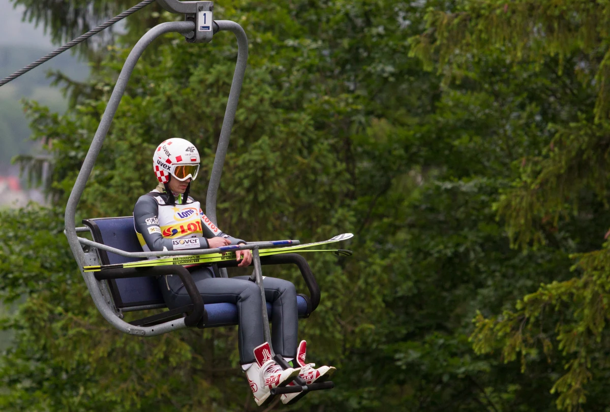 Polscy skoczkowie narciarscy rozpoczęli zgrupowanie w Szczyrku. "W zależności od pogody będziemy tam trenowali do czwartku lub do piątkowego przedpołudnia" - poinformował trener kadry Łukasz Kruczek. Formę szlifują tam wszyscy kadrowicze, z dwukrotnym złotym medalistą olimpijskim i mistrzem świata Kamilem Stochem na czele.