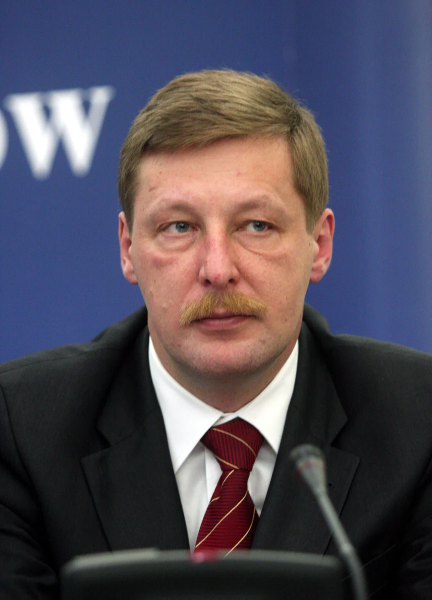 Umorzono śledztwo w sprawie próby skorumpowania byłego wiceministra finansów. Jak dowiedział się reporter RMF FM Krzysztof Zasada, nowosądecka prokuratura uznała, że wręczenie Andrzejowi Parafianowiczowi przez prezesa jednej z firm koperty z 6 tysiącami złotych nie było przestępstwem. Doszło do tego podczas zeszłorocznego Forum Gospodarczego w Krynicy.