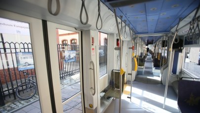 Nie żyje 61-latek, który wypadł z tramwaju