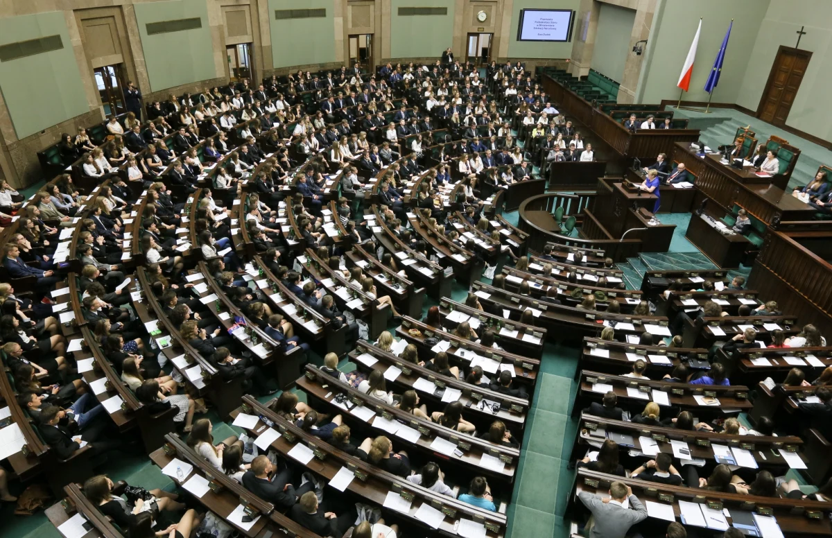 39 proc. Polaków ocenia PRL pozytywnie, a 36 proc. - negatywnie. Z III RP zadowolonych jest natomiast 53 proc. respondentów, a 34 proc. jest nią zawiedzionych - takie wyniki przynosi sondaż TNS Polska nt. ocen okresu Polski Ludowej oraz 25 lat demokracji.