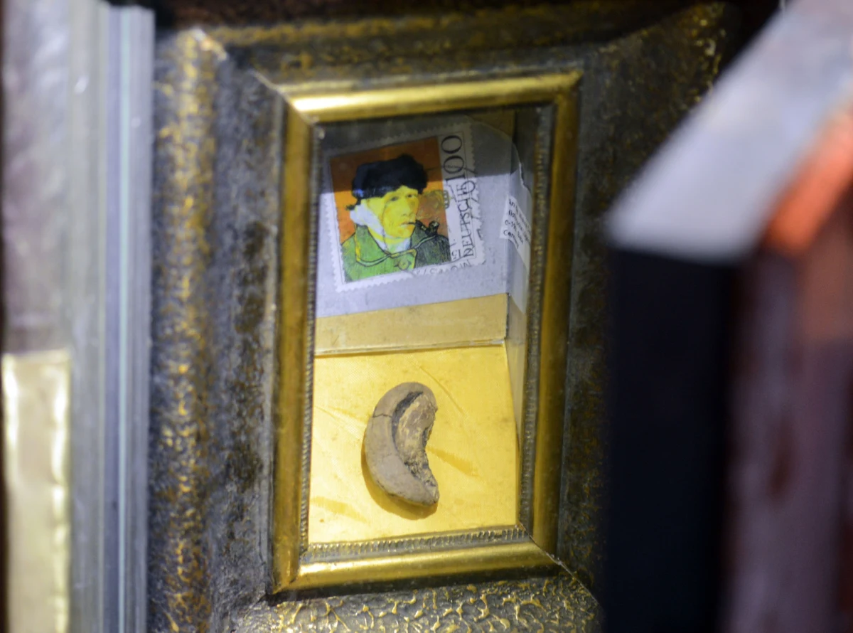 W Centrum Sztuki i Technologii Medialnych (ZKM) w Karlsruhe w Badenii-Wirtembergii wystawiono żywą replikę ucha Vincenta van Gogha. Sporządzono ją z wykorzystaniem materiału genetycznego, udostępnionego przez jednego z krewnych słynnego malarza.