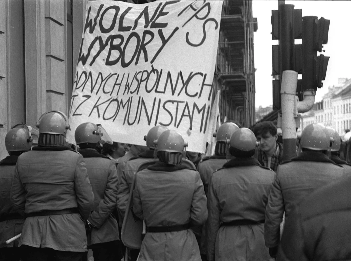 Jest coś, z czego przy okazji ćwierćwiecza wyborów 4 czerwca możemy być naprawdę dumni. Prawie wszyscy. Tego dnia, my Polacy po raz pierwszy od dawna mieliśmy okazję wypowiedzieć się, w jakim kraju chcemy żyć. Dając Solidarności zwycięstwo w niemal maksymalnym możliwym wymiarze pokazaliśmy, że mimo całej ogłupiającej propagandy PRL-u i mimo całej podłości stanu wojennego nie zapomnieliśmy o tym, jak ważna jest wolność. I oddaliśmy głosy za tą wolnością, przeciw komunie. 