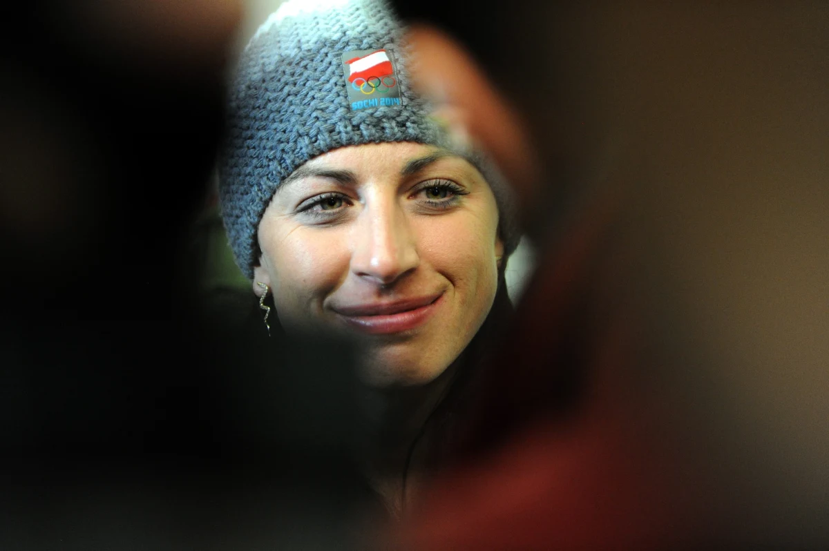 "Bieg o życie. Bardzo ciężki" - mówi Justyna Kowalczyk w wywiadzie dla Sport.pl pytana o to, w jakim biegu teraz się ściga. "Od ponad roku mam zdiagnozowane stany depresyjne. Od ponad półtora roku walczę z bezsennością. (…) Walczę ze swoim organizmem, z ciągłymi nudnościami, zasłabnięciami, gorączkami po 40 stopni, lękami. (…) W pewnym momencie byle posiłek bywał wystarczającym powodem do wymiotowania. (…) Bywały takie dni, gdy jedynym moim widokiem był sufit w pokoju. Gdy nie miałam siły ani chęci wstać z łóżka, a jedynym pytaniem było: po co?" - mówi szczerze mistrzyni olimpijska. I przyznaje, że przyczyną jej kłopotów jest życie osobiste: sprawy uczuciowe i poronienie, które przeszła przed rokiem.