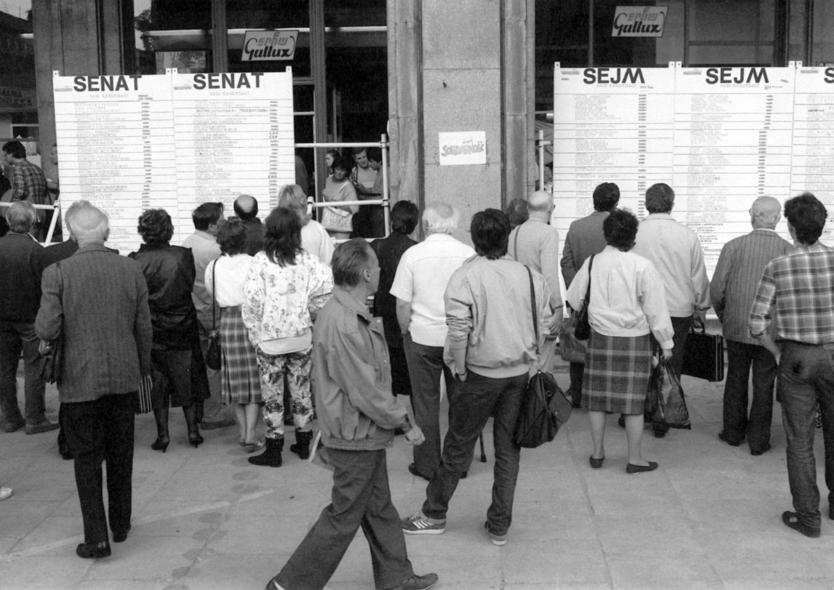 Wspominając wyborczą niedzielę 4 czerwca 1989 r. mam w pamięci ładny słoneczny dzień, lokale wyborcze, przed którymi trwała kampania wyborcza /nie było wówczas ciszy wyborczej/ oraz przyjaciół, którzy podobnie jak ja po raz pierwszy w życiu udali się do urn. Uczyniliśmy to z nadzieją, iż wreszcie możemy mieć realny wpływ, poprzez wyborczą kartkę, na naszą rzeczywistość.