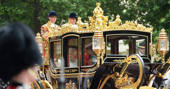 Brytyjska królowa Elżbieta II otworzyła nową sesję parlamentu. Ulicami Londynu przejechała nową karetą, drugą jaką zbudowano w ciągu ostatnich stu lat. Królowa wygłosiła napisane przez premiera Wielkiej Brytanii przemówienie na temat planów legislacyjnych rządu. 