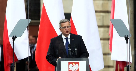 Przemawiając na Placu Zamkowym z okazji jubileuszu 25-lecia wolności prezydent Bronisław Komorowski złożył hołd „tym, którzy mieli odwagę walczyć o wolną myśl i wolne słowo”. Podziękował wszystkim tym, którzy przed 25 laty w wolnym świecie wierzyli w Polskę i "którzy wspierali nasze dążenia do stałego zakotwiczenia Polski w świecie zachodu poprzez członkostwo w NATO i w UE".