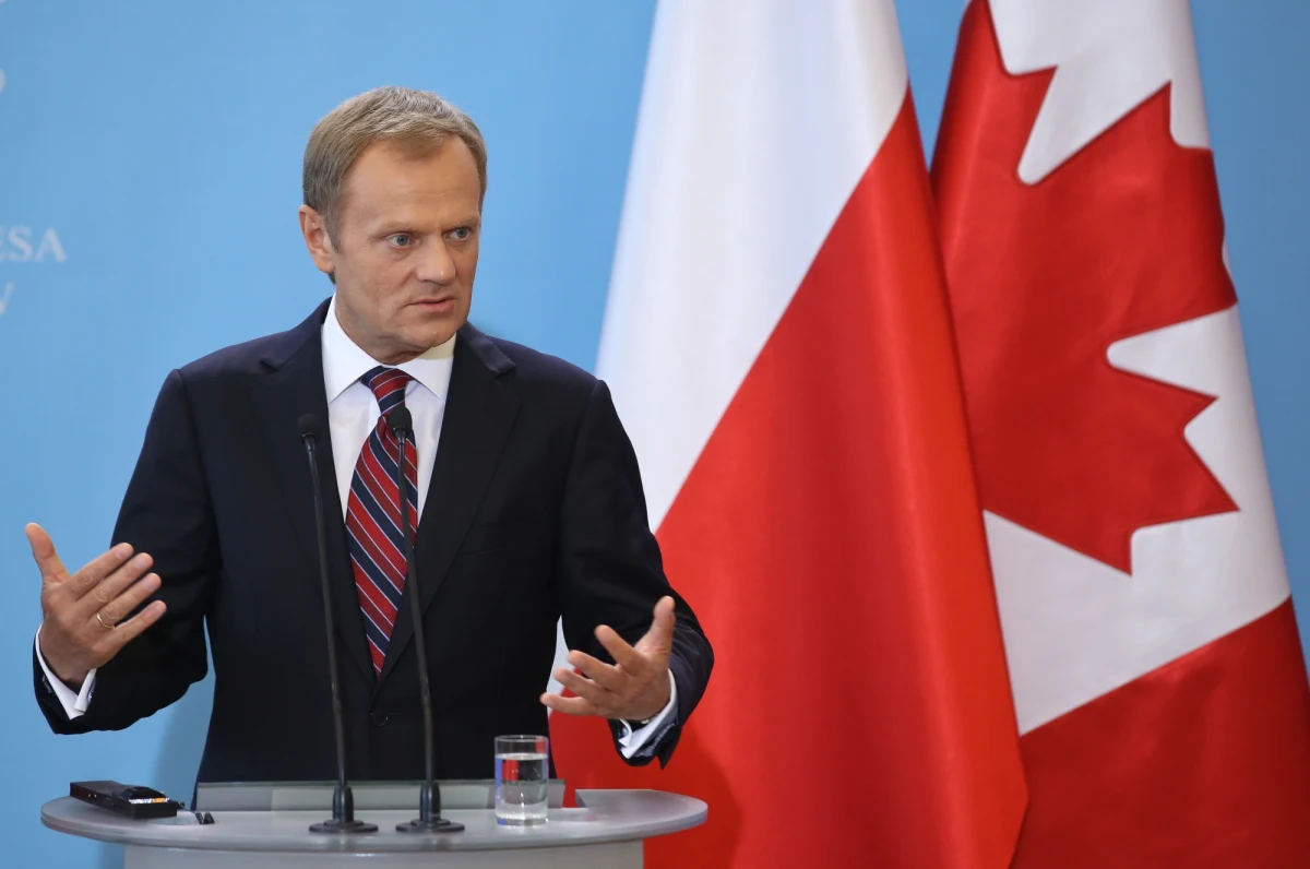 ​Zwiększenie wydatków na polską armię zostanie zapisane w ustawie. "Nie będzie tylko polityczną obietnicą" - zapewnił Donald Tusk. Premier dopytywany przez naszego dziennikarza Krzysztofa Berendę poparł inicjatywę prezydenta, by zwiększyć wydatki na zbrojenia do 2 procent PKB. To o ponad 800 milionów złotych rocznie więcej niż obecnie.