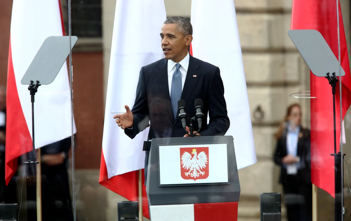"Bardzo dobre, mocne wystąpienie" - tak na gorąco ocenił przemówienie Baracka Obamy na placu Zamkowym w Warszawie były wiceminister spraw zagranicznych Paweł Kowal. Jego zdaniem prezydent USA powiedział dokładnie to, czego nie mają odwagi mówić przywódcy europejscy. Chodzi między innymi o słowa poświęcone kryzysowi ukraińskiemu. "Nasze wolne narody będą stały ramię w ramię, aby dalsze rosyjskie prowokacje oznaczały wyłącznie więcej izolacji i kosztów dla Rosji" - zapewnił Obama.