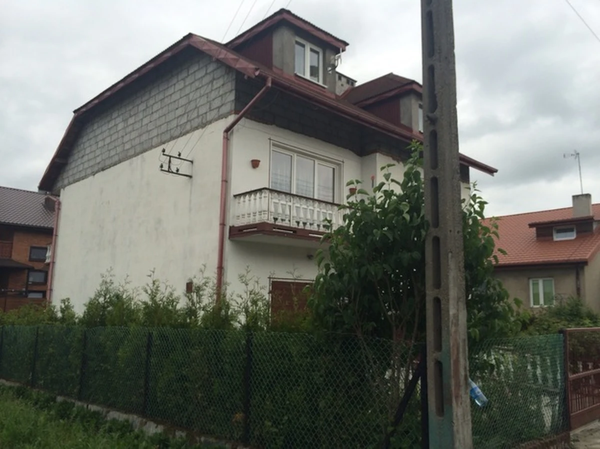 Zawiodło wszystko i my wszyscy - urzędnicy – to wnioski kontrolerów łódzkiego Urzędu Wojewódzkiego, którzy w środę byli w łęczyckim Powiatowym Centrum Pomocy Rodzinie. To właśnie ta placówka, powinna sprawdzać, co dzieje się w rodzinie zastępczej z Łęczycy, która w ubiegłym tygodniu została aresztowana. Małżeństwo trafiło do aresztu wraz ze swoją 20-letnią córką. Wszyscy są podejrzani o znęcanie się na pięciorgiem podopiecznych. Ponadto mężczyzna i jego córka usłyszeli zarzut wykorzystywania seksualnego dzieci.