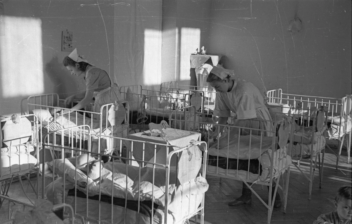 Blisko 800 szkieletów noworodków i małych dzieci może spoczywać w nieużywanym betonowym zbiorniku w pobliżu nieistniejącego już domu dla niezamężnych matek z dziećmi w mieście Tuam w Irlandii - pisze "The Guardian". Wskazują na to odnalezione świadectwa zgonu. 